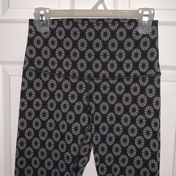 Lululemon black and grey patterned Leggings Sz 6 - Picture 2 of 5